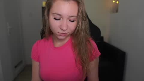 Snapshot of vivienvance18 chatting on June 21, 2026, 1:24 pm VivienVance online show from June 21, 2026, 1:24 pm