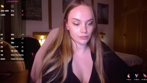 Lana online show from April 17, 2026, 8:01 pm