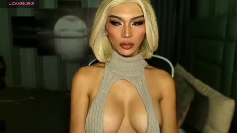 Snapshot of womanofyourdesire_ts chatting on May 1, 2026, 3:33 am Julia online show from May 1, 2026, 3:33 am