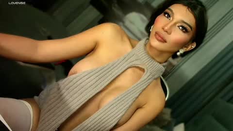 Snapshot of womanofyourdesire_ts chatting on May 8, 2026, 7:14 am Julia online show from May 8, 2026, 7:14 am