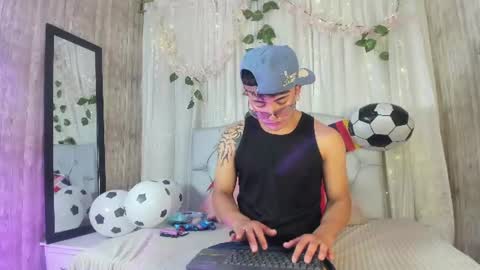 your_kitty_boy online show from June 25, 2026, 8:35 pm