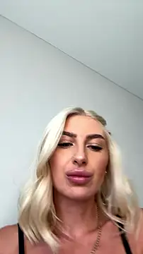 Snapshot of Mia_Roxie chatting on July 8, 2026, 2:38 am Mia Roxie online show from July 8, 2026, 2:38 am