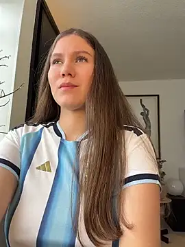 AmelieLaurent  online show from June 17, 2026, 6:09 pm