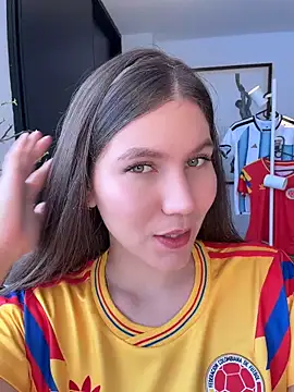 AmelieLaurent  online show from June 18, 2026, 3:49 pm