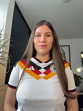 AmelieLaurent  online show from July 4, 2026, 3:51 pm