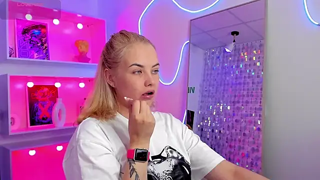 StephanieSweety online show from August 4, 2026, 5:32 am