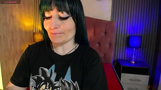 Snapshot of alicia_moom chatting on May 5, 2026, 7:33 pm alicia moom online show from May 5, 2026, 7:33 pm