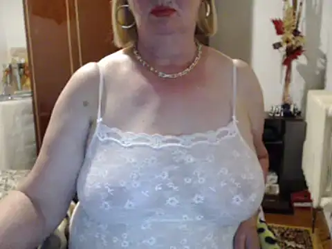 Snapshot of Secretfox chatting on June 3, 2026, 5:07 pm Secretfox online show from June 3, 2026, 5:07 pm