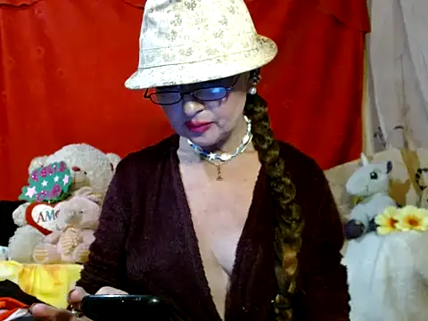 hottieperla online show from April 15, 2026, 7:58 pm