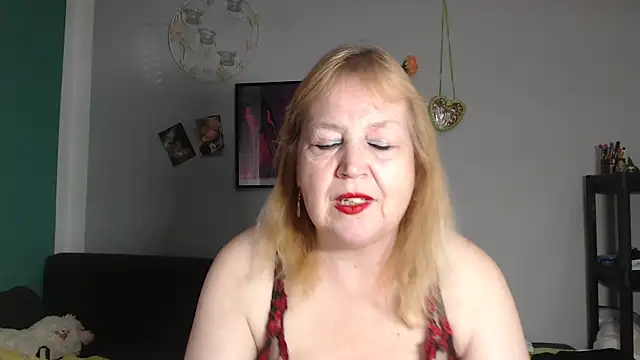 Snapshot of Blasflittchen chatting on April 18, 2026, 2:10 pm Blasflittchen online show from April 18, 2026, 2:10 pm