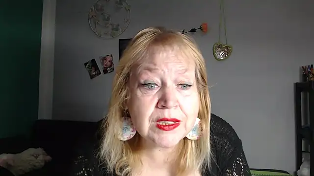 Snapshot of Blasflittchen chatting on May 18, 2026, 10:21 am Blasflittchen online show from May 18, 2026, 10:21 am
