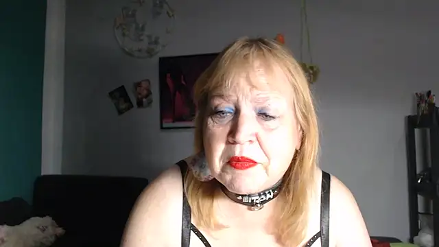 Snapshot of Blasflittchen chatting on June 12, 2026, 9:46 pm Blasflittchen online show from June 12, 2026, 9:46 pm