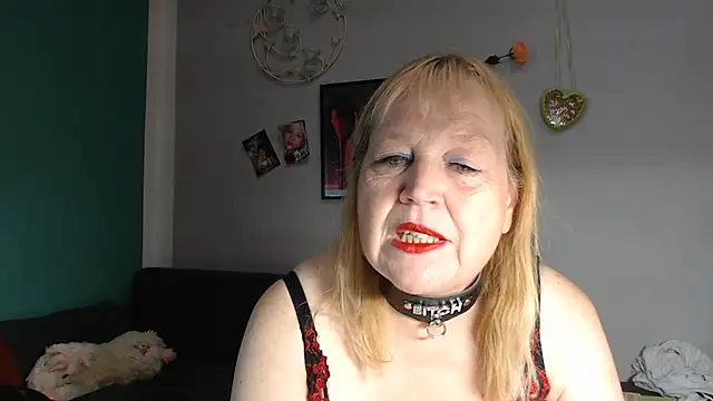 Snapshot of Blasflittchen chatting on July 9, 2026, 2:43 pm Blasflittchen online show from July 9, 2026, 2:43 pm