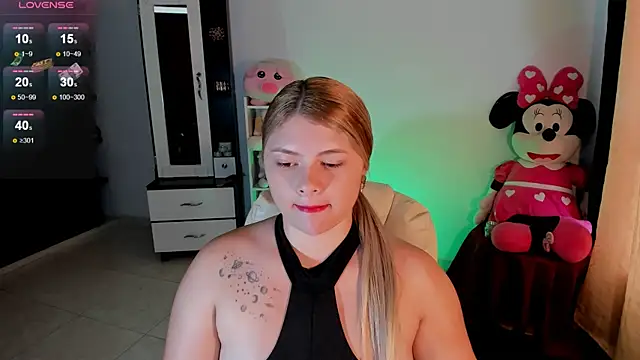 Snapshot of chloejones__ chatting on March 3, 2025, 9:15 pm chloejones online show from March 3, 2025, 9:15 pm