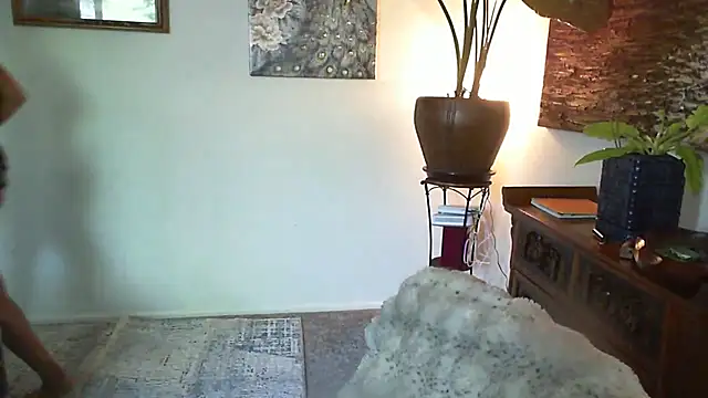 Snapshot of CeceilaMoon chatting on June 18, 2026, 4:44 pm CeceilaMoon online show from June 18, 2026, 4:44 pm