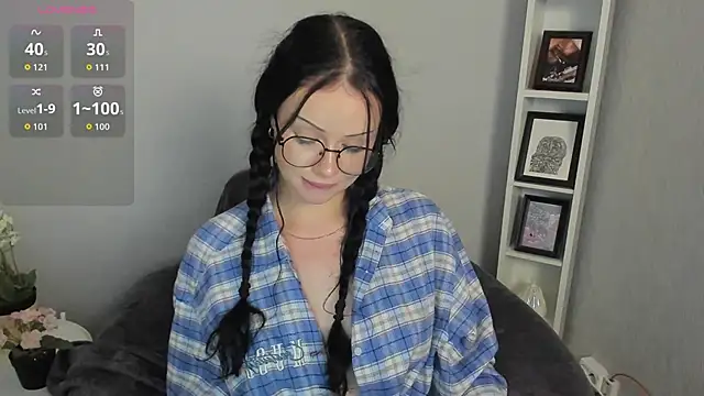 Lori  Hell online show from June 18, 2026, 9:25 am