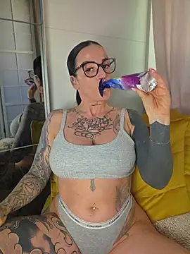 EmilyDiazofficial online show from June 24, 2026, 7:51 am