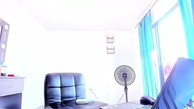 xmissinchesxx online show from July 7, 2026, 3:49 pm