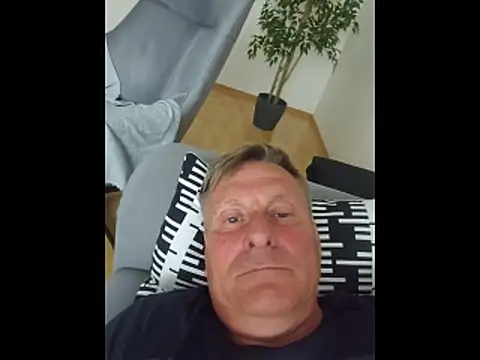 johnnym1 online show from June 5, 2026, 8:09 am