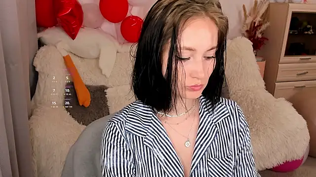 LisaMooore online show from July 2, 2026, 4:02 pm