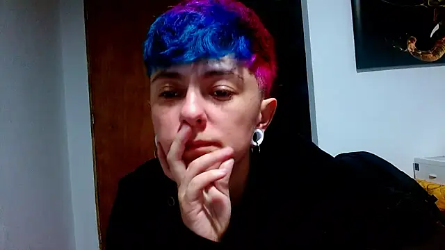 Snapshot of tomboyblue chatting on June 11, 2026, 12:32 am tomboyblue online show from June 11, 2026, 12:32 am
