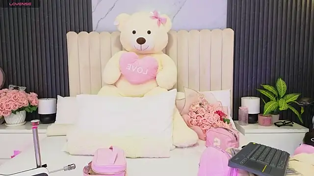 Snapshot of Madiee_Rhea chatting on June 18, 2026, 7:40 pm Madiee Rhea online show from June 18, 2026, 7:40 pm