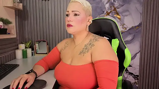 GianellaCox  online show from July 18, 2026, 12:09 pm