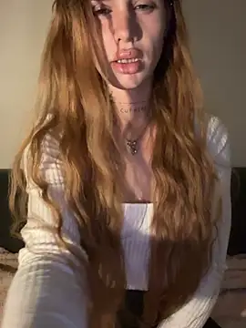 Snapshot of EmiliaCatalina chatting on June 7, 2026, 1:32 am EmiliaCatalina online show from June 7, 2026, 1:32 am