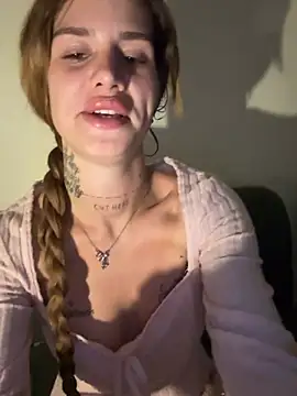 Snapshot of EmiliaCatalina chatting on June 7, 2026, 11:19 pm EmiliaCatalina online show from June 7, 2026, 11:19 pm