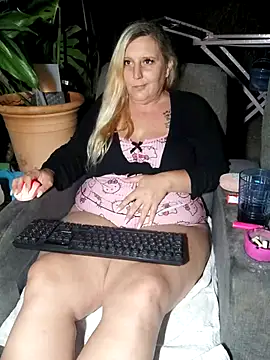 BecciDeluxe online show from June 13, 2026, 10:18 pm