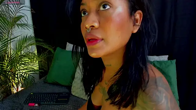 Snapshot of JulianaMiller chatting on June 28, 2026, 5:13 am JulianaMiller online show from June 28, 2026, 5:13 am