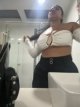 Snapshot of PaulinaDuarte chatting on July 10, 2026, 10:29 am PaulinaDuarte online show from July 10, 2026, 10:29 am