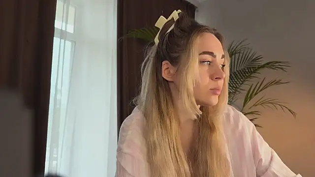 hotexclusive  online show from April 13, 2026, 6:41 am