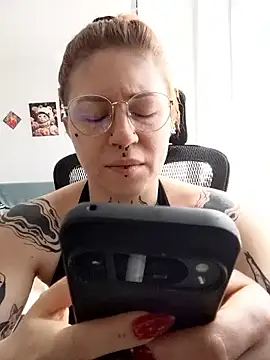 Snapshot of divine_eve chatting on April 9, 2026, 10:09 am divine eve online show from April 9, 2026, 10:09 am