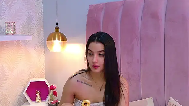 Snapshot of LeenaBrown chatting on June 3, 2026, 12:41 pm LeenaBrown online show from June 3, 2026, 12:41 pm