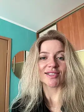 AlisonXCristal online show from April 14, 2026, 9:26 am