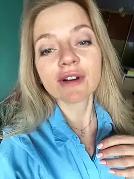 AlisonXCristal online show from April 15, 2026, 7:37 am