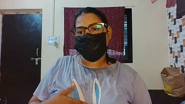 Hotmilfxox online show from July 15, 2026, 7:46 am