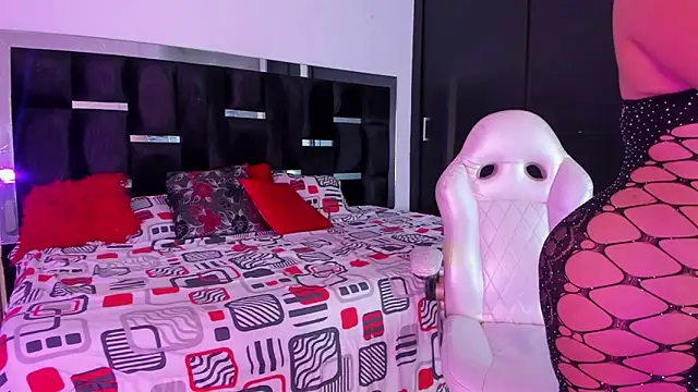 Tasha Sant online show from November 21, 2025, 8:07 pm