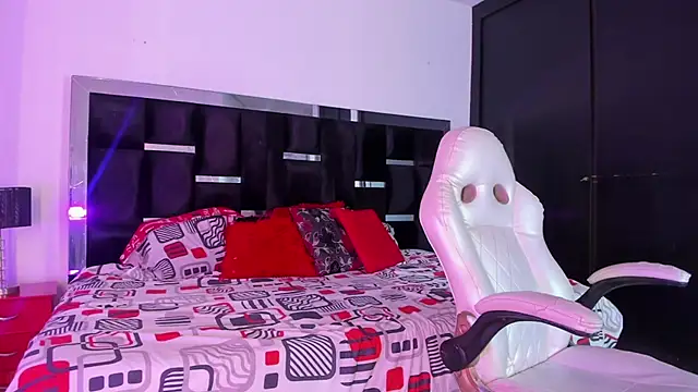 Tasha Sant online show from November 25, 2025, 8:20 pm