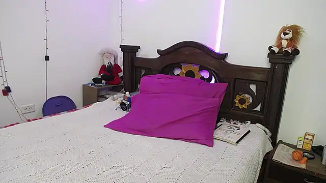 Snapshot of DominaLeona chatting on January 24, 2025, 11:23 pm DominaLeona online show from January 24, 2025, 11:23 pm