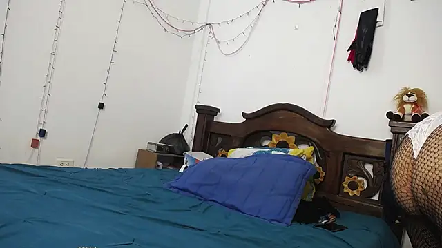 Snapshot of DominaLeona chatting on February 17, 2025, 9:41 pm DominaLeona online show from February 17, 2025, 9:41 pm