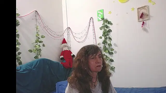 Snapshot of DominaLeona chatting on November 18, 2025, 9:19 pm DominaLeona online show from November 18, 2025, 9:19 pm