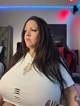 Snapshot of curvyfunlover chatting on July 4, 2026, 4:13 pm curvyfunlover online show from July 4, 2026, 4:13 pm