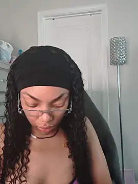 Snapshot of butterflybootyy chatting on May 25, 2026, 12:44 pm butterflybootyy online show from May 25, 2026, 12:44 pm