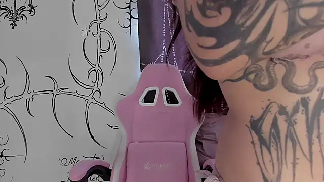 Snapshot of AlyRoses chatting on July 1, 2026, 4:29 pm AlyRoses online show from July 1, 2026, 4:29 pm