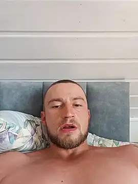 wariacik0024 online show from August 3, 2026, 12:21 pm