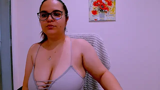 Snapshot of Ella-Diamond chatting on July 22, 2026, 5:27 pm Ella-Diamond online show from July 22, 2026, 5:27 pm