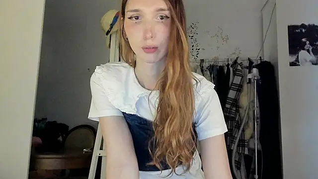 Snapshot of LisaIcon chatting on June 15, 2026, 8:44 pm LisaIcon online show from June 15, 2026, 8:44 pm