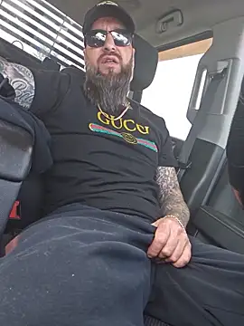 Snapshot of Beardedtattood chatting on June 16, 2026, 1:36 pm Beardedtattood online show from June 16, 2026, 1:36 pm